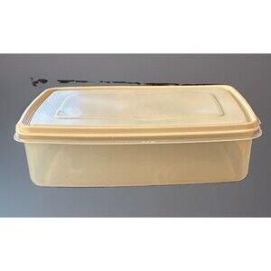 Rubbermaid Servin' Saver #7 Rectangle Container with Almond Lid Fits 17 Cups